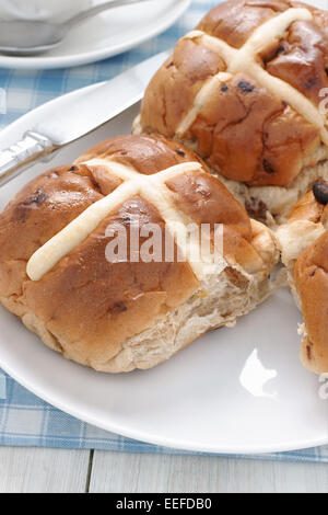 Les brioches traditionnellement consommé ou grillées chaudes pendant le Carême Banque D'Images