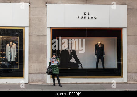 Un touriste à la recherche d'une carte à l'extérieur d'un costume de Fursac men's store, Sea, France Banque D'Images