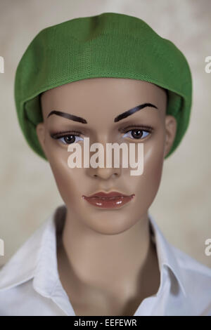 Chef d'un female mannequin portant un chapeau vert. Banque D'Images