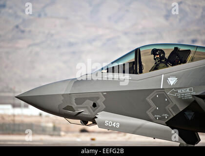 Un capitaine de l'US Air Force un taxis Golden Brant F-35A Lightning II fighter aircraft à Nellis Air Force Base, 15 janvier 2015 à Las Vegas, Nevada. L'avion est le premier F-35A affecté à la 16e Escadron d'armes. Banque D'Images