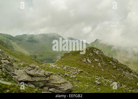 Balea Lac glaciaire sur Transfagarasan. Les montagnes des Carpates, en Roumanie. Balea Lac et montagnes de Fagaras en Roumanie chalet Banque D'Images