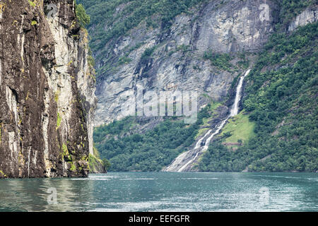 Cascade dans le Geirangerfjord en Norvège Banque D'Images