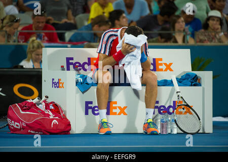 Sydney Australie. 17 Jan 2015. Tout va mal. Mikhail Kukushkin du Kazakhstan au changement de se termine au cours de la finale contre Viktor Troicki de Serbie. C'était la première finale ATP qui a accueilli deux qualificatifs. Viktor est allé sur le revendiquer la victoire 6/2 6/3 à l'APIA Sydney International. © Tony Bowler/thats mon pic/Alamy Live News 2015. Tout va mal. Mikhail Kukushkin du Kazakhstan à t 6/2 6/3 à l'APIA Sydney International. Crédit : Tony Bowler/thats m Banque D'Images