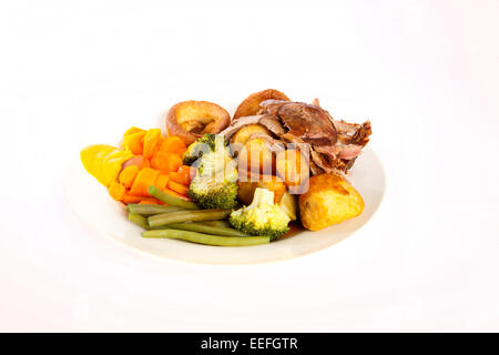 Un délicieux dîner rôti anglais avec tous les accompagnements, d'agneau, sauce et Yorkshire puddings. Banque D'Images