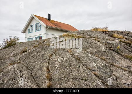 En s'appuyant sur un rocher sur l'île Orust en Suède Banque D'Images