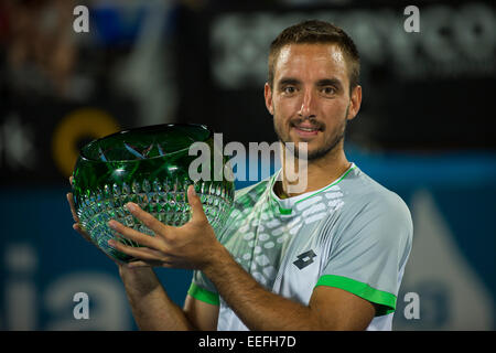 Sydney, Australie. 17 Jan, 2015. Tous les sourires. La victoire. Viktor Troicki de Serbie pose avec le trophée des gagnants. Son 6/2 6/3 gagner contre Mikhail Kukushkin du Kazakhstan a été la première finale ATP qui a accueilli deux qualificatifs. L'APIA Sydney International. Crédit : Tony Bowler/thats mon pic/Alamy Live News Banque D'Images