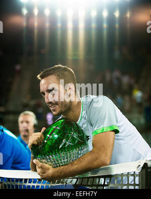 Sydney, Australie. 17 Jan, 2015. Tous les sourires. La victoire. Viktor Troicki de Serbie pose avec le trophée des gagnants. Son 6/2 6/3 gagner contre Mikhail Kukushkin du Kazakhstan a été la première finale ATP qui a accueilli deux qualificatifs. L'APIA Sydney International. Crédit : Tony Bowler/thats mon pic/Alamy Live News Banque D'Images