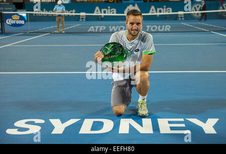 Sydney, Australie. 17 Jan, 2015. Tous les sourires. La victoire. Viktor Troicki de Serbie pose avec le trophée des gagnants. Son 6/2 6/3 gagner contre Mikhail Kukushkin du Kazakhstan a été la première finale ATP qui a accueilli deux qualificatifs. L'APIA Sydney International. Crédit : Tony Bowler/thats mon pic/Alamy Live News Banque D'Images