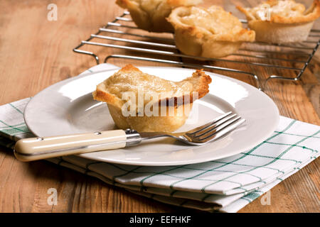 Un moderne d'un classique français Croque Madame fait dans un muffin délicieux Croque Madame sur une plaque blanche avec une fourchette. Banque D'Images