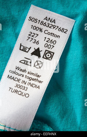 Étiquette dans les vêtements 100% coton - fabriqué en Inde - vendu au Royaume-Uni, Grande-Bretagne - laver les couleurs similaires ensemble Banque D'Images