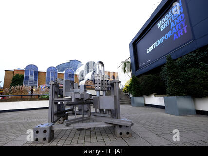 Londres, Royaume-Uni. 17 Jan, 2015. Les deux sculptures, Kalasan et Trishula, sont affichés à l'extérieur de la London Art Fair qui ouvre le 21 avril 2015 marque 10 ans depuis la mort de l'artiste écossais Eduardo Paolozzi Crédit : Rachel Megawhat/Alamy Live News Banque D'Images