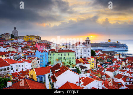 Lisbonne, Portugal le lever du soleil à l'horizon d'Alfama. Banque D'Images