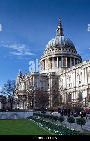 Londres, Angleterre, en janvier 2015, un portrait de la vue des piétons circulent) hors de la Cathédrale St Paul en hiver. Banque D'Images