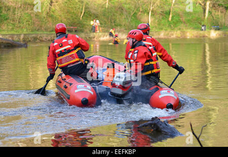 Durham, Royaume-Uni. 17 janvier 2015. Avec l'aide de la police et de Teesdale Weardale recherche de l'équipe de secours en montagne l'usure de la rivière à l'ombre de la cathédrale de Durham pour étudiant manquant Euan Coulthard (19) de Nottingham. Il a été porté disparu depuis la soirée du mercredi 14 janvier 2015. Crédit : Robert Smith/Alamy Live News Banque D'Images