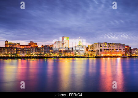 Savannah, Georgia, USA Centre-ville au bord de la rivière au crépuscule. Banque D'Images