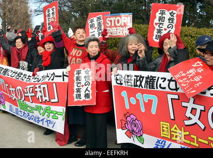 Tokyo, Japon. 17 Jan, 2015. Bravant le froid de l'hiver, environ 5 000 femmes, les vestes rouges, des écharpes, des chapeaux et des bérets rouges, forment une chaîne humaine autour du bâtiment de la Diète nationale à Tokyo, pour protester contre le premier ministre conservateur Shinzo Abe et son déménagement sur le levage d'interdiction de la légitime défense collective. Credit : Natsuki Sakai/AFLO/Alamy Live News Banque D'Images