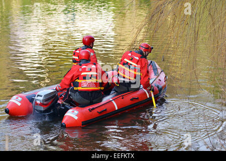 Durham, Royaume-Uni. 17 janvier 2015. Avec l'aide de la police et de Teesdale Weardale recherche de l'équipe de secours en montagne l'usure de la rivière à l'ombre de la cathédrale de Durham pour étudiant manquant Euan Coulthard (19) de Nottingham. Il a été porté disparu depuis la soirée du mercredi 14 janvier 2015. Crédit : Robert Smith/Alamy Live News Banque D'Images