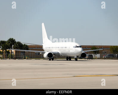 Passager sans marquage jet airplane garé sur une aire de Boeing 737 Banque D'Images