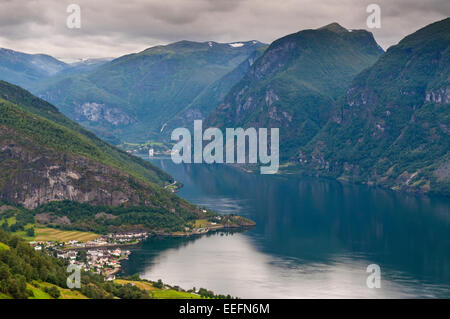 Voir à l'Aurlandfjord et Aurland par temps nuageux, vue Stegastein de Norvège Banque D'Images