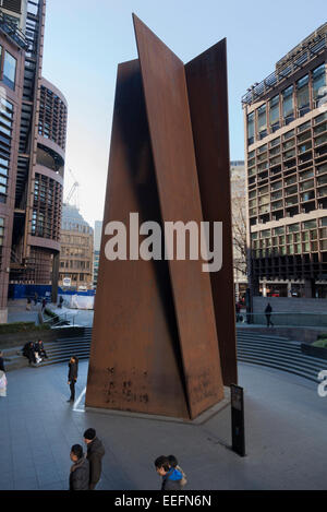 Sculpture en fer par Richard Serra intitulé Fulcrum au Broadgate complexe par la gare de Liverpool Street , Londres Banque D'Images