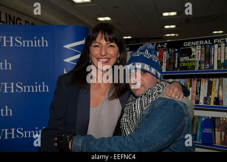 Davina McCall, l'une des plus aimés les présentateurs de télévision pose avec un fan lors de sa signature à WHSmith à Bromley Banque D'Images