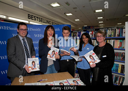 Davina McCall, l'une des plus aimés les présentateurs de télévision pose avec le personnel au cours de sa séance de dédicaces à WHSmith à Bromley Banque D'Images