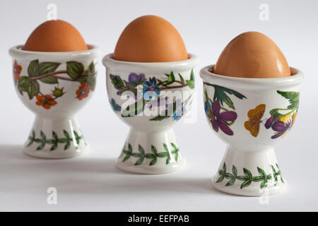 Trois Portmeirion pottery cm avec des oeufs en isolé sur fond blanc Banque D'Images