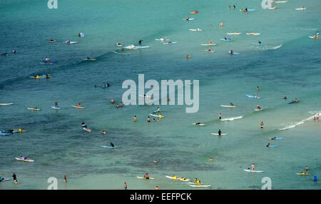 Apprendre le surf des foules sur la plage de Waikiki Honolulu Banque D'Images