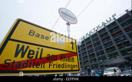 Le panneau de la commune de Weil am Rhein au Rhein Center à Weil am Rhein, Allemagne, 17 janvier 2015. Il est même moins cher pour les Suisses à shop en Allemagne après le bouchon sur le franc suisse a été levée. Photo : PATRICK SEEGER/dpa Banque D'Images