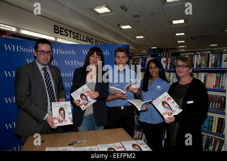 Davina McCall, l'une des plus aimés les présentateurs de télévision pose avec le personnel au cours de sa séance de dédicaces à WHSmith à Bromley Banque D'Images