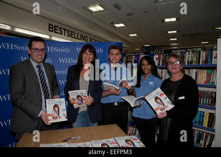 Davina McCall, l'une des plus aimés les présentateurs de télévision pose avec le personnel au cours de sa séance de dédicaces à WHSmith à Bromley Banque D'Images