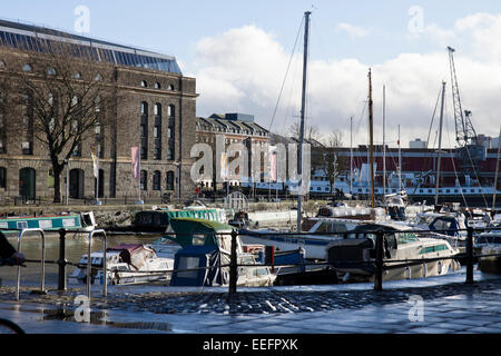 Le centre-ville de Bristol, Bordeaux quai et la Arnolfini Banque D'Images