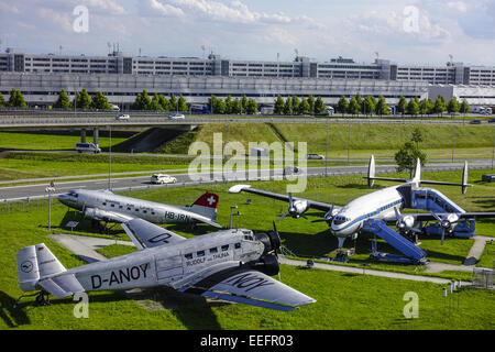 Historische Flugzeuge suis Besucherpark Flughafen München II, München, Bayern, Deutschland, avion historique sur le nombre de visiteurs au parc M Banque D'Images