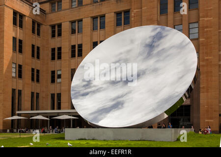 Anish Kapoor's sculpture miroir 'Sky', à l'extérieur du Musée d'Art Contemporain de Sydney, Nouvelle Galles du Sud, Australie, 2013 Banque D'Images