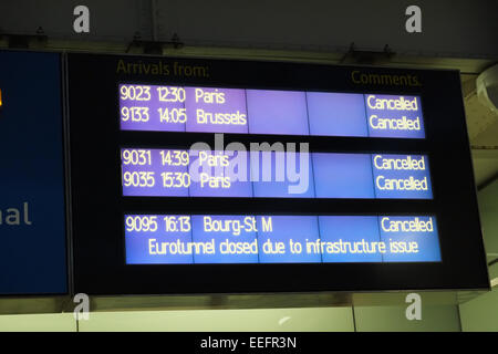 St Pancras International, Londres, Royaume-Uni. 17 janvier 2015. Tous les trains Eurostar sont annulés le samedi en raison d'un incendie. Les passagers ont été informés que la billetterie est maintenant fermée et il n'y a pas de point d'attente. Crédit : Matthieu Chattle/Alamy Live News Banque D'Images