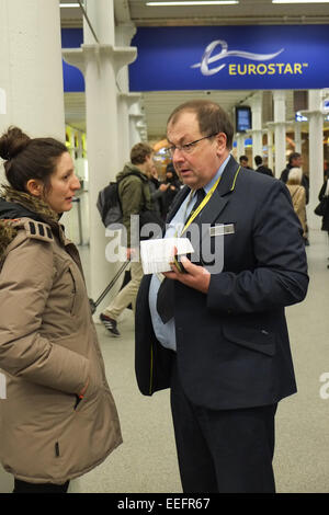 St Pancras International, Londres, Royaume-Uni. 17 janvier 2015. Tous les trains Eurostar sont annulés le samedi en raison d'un incendie. Les passagers ont été informés que la billetterie est maintenant fermée et il n'y a pas de point d'attente. Crédit : Matthieu Chattle/Alamy Live News Banque D'Images