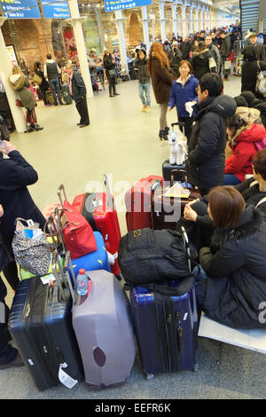 St Pancras International, Londres, Royaume-Uni. 17 janvier 2015. Tous les trains Eurostar sont annulés le samedi en raison d'un incendie. Les passagers ont été informés que la billetterie est maintenant fermée et il n'y a pas de point d'attente. Crédit : Matthieu Chattle/Alamy Live News Banque D'Images