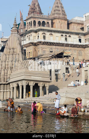 Varanasi, Inde. Les hindous la baignade et prier dans le Gange, Scindia Ghat Banque D'Images