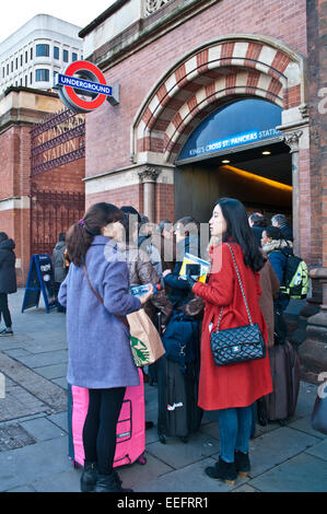 Londres, Royaume-Uni. 17 Jan, 2015. En dehors de la file d'attente des passagers de la gare St Pancras, Londres, Angleterre, Royaume-Uni, comme il est annoncé que tous les trains Eurostar sont annulées en raison d'un problème d'infrastructure (par la suite, connu pour être un camion incendie) dans Eurotunnel. Credit : Julie friteuse/Alamy Live News Banque D'Images