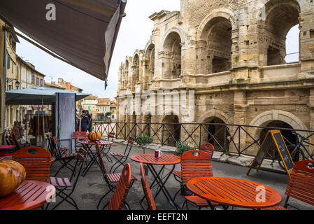 Les tables de café et amphithéâtre romain, Arles, Bouches-du-Rhône, France Banque D'Images