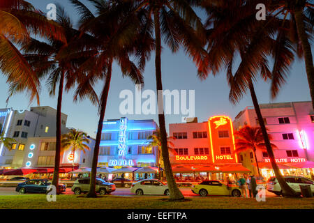 Hôtels Art déco sur Ocean Drive au crépuscule, South Beach, Miami, Floride, USA Banque D'Images