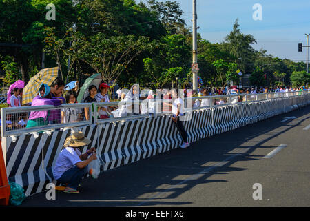 Intramuros, Manille, Philippines, 16 janvier 2015. Les philippins de tous les milieux de recueillir et d'attendre dans l'une des rues menant à la Cathédrale de Manille le Vendredi, Janvier 16, 2015 pour avoir un aperçu du Pape François, qui devait célébrer la Messe avec les évêques, prêtres, religieux et autres avant qu'il vole le jour suivant à la province de Leyte, de rencontrer les survivants du typhon Haiyan, l'objectif principal de sa visite apostolique. Credit : tonyoquias/Alamy Live News Banque D'Images
