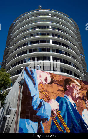 Capitol Records building extérieur mural musiciens sur Vine Street à Hollywood, Californie Banque D'Images