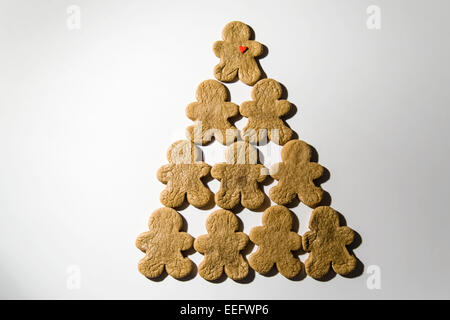 Vacances de Noël Gingerbreadman cookies avec des bonbons coeur rouge Banque D'Images