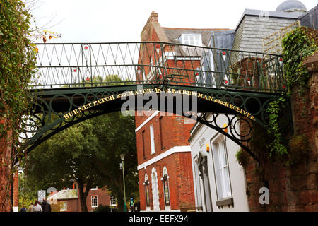Une passerelle en fer forgé avec lettrage doré 'Burnett Patch'. Banque D'Images