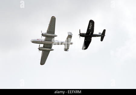 Schönefeld, Allemagne, un North American B-25 Mitchell (à gauche) et un F-Vought F4U Corsair Corsair Flying Bulls Banque D'Images