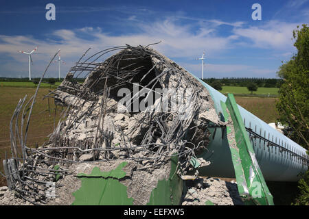 Bad Orb, Allemagne, la démolition d'une ancienne turbine éolienne Banque D'Images