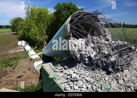 Bad Orb, Allemagne, la démolition d'une ancienne turbine éolienne Banque D'Images