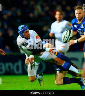 Dublin, Irlande. 17 Jan, 2015. European Rugby Champions Cup. Leinster contre Castres. Daniel Kirkpatrick (Castres) décharge comme il est abordé. Credit : Action Plus Sport/Alamy Live News Banque D'Images