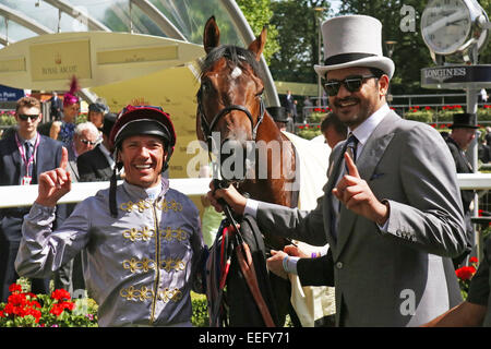 Royal Ascot Le Signal Wow Frankie Dettori et avec le Cheikh Hamad bin Khalifa al-Thani suis Joaan après avoir remporté le Coventry Stakes Banque D'Images